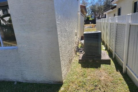 Villa ou maison à louer à Miami, Floride: 4 chambres, 201.97 m2 № 2042285 - photo 5