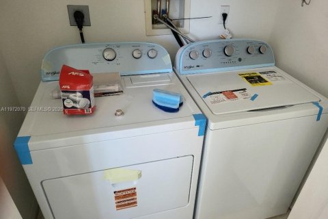 Villa ou maison à louer à Miami, Floride: 4 chambres, 201.97 m2 № 2042285 - photo 29