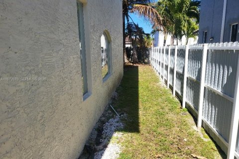 Villa ou maison à louer à Miami, Floride: 4 chambres, 201.97 m2 № 2042285 - photo 4