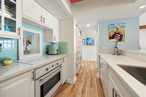 Condo in Indian Rocks Beach, Florida, 2 bedrooms  № 2396325 - photo 22