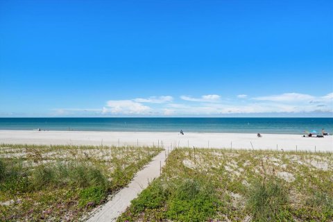 Condo in Indian Rocks Beach, Florida, 2 bedrooms  № 2396325 - photo 9