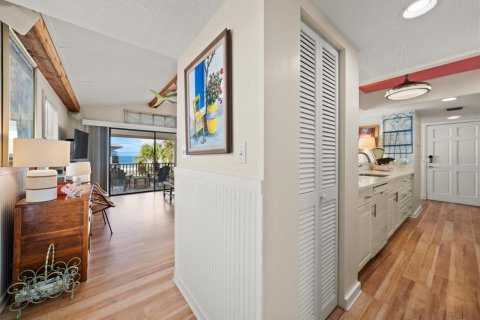 Condo in Indian Rocks Beach, Florida, 2 bedrooms  № 2396325 - photo 30