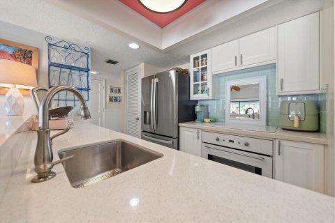 Condo in Indian Rocks Beach, Florida, 2 bedrooms  № 2396325 - photo 24