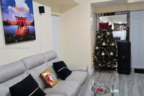 Купить виллу или дом в Мирамар, Флорида 2 спальни, 64.29м2, № 1990851 - фото 1