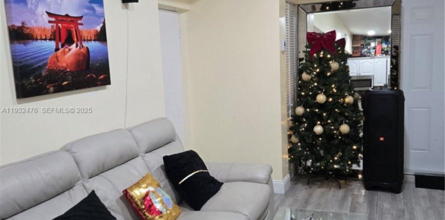 Дом в Мирамар, Флорида 2 спальни, 64.29м2 № 1990851