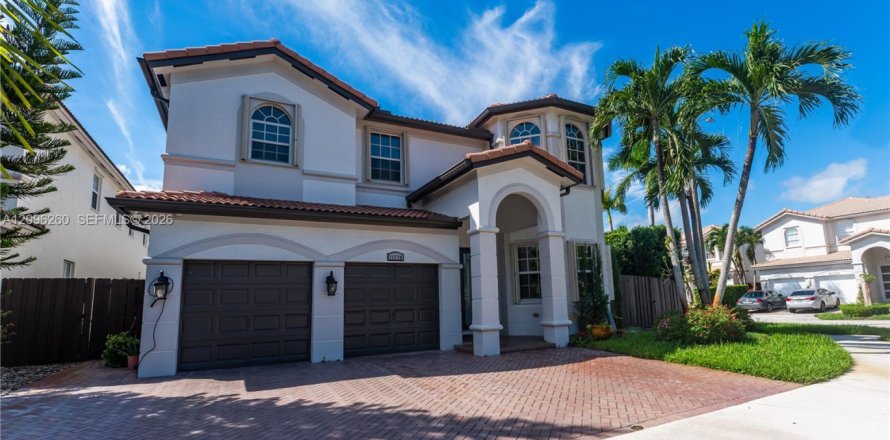 Villa ou maison à Doral, Floride 5 chambres, 351.17 m2 № 2389499