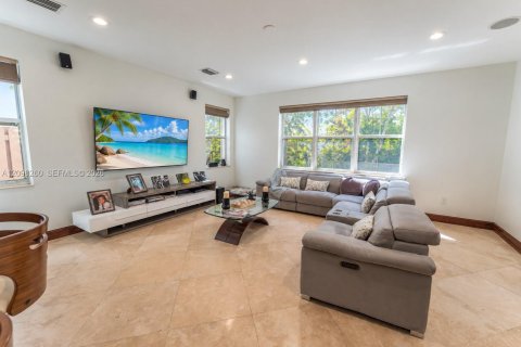Villa ou maison à vendre à Doral, Floride: 5 chambres, 351.17 m2 № 2389499 - photo 16