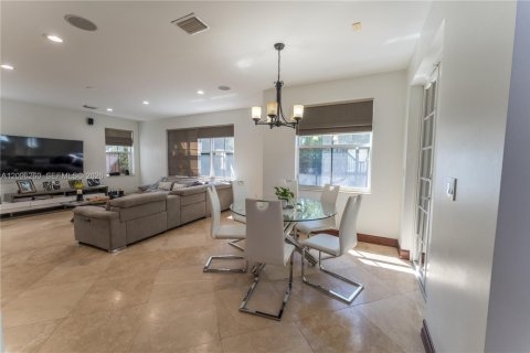 Villa ou maison à vendre à Doral, Floride: 5 chambres, 351.17 m2 № 2389499 - photo 8