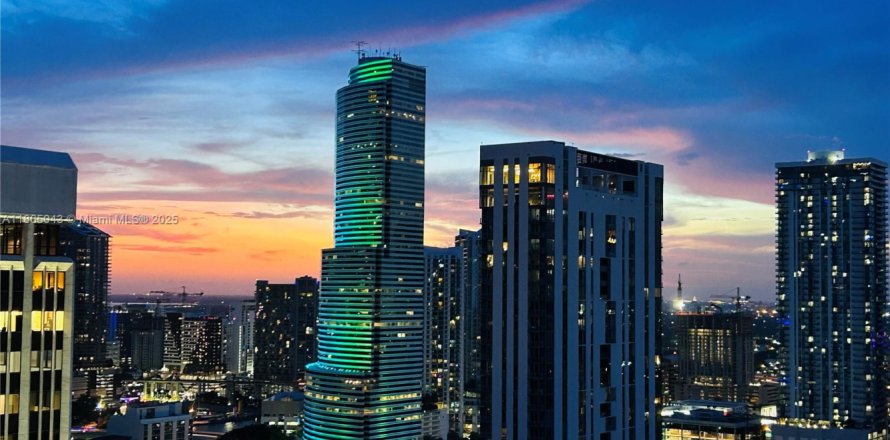 Condominio en Miami, Florida, 1 dormitorio  № 2154614