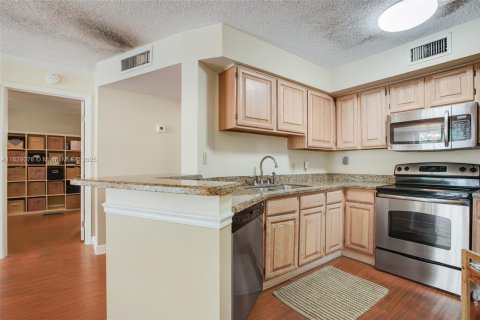 Condo in Coral Gables, Florida, 2 bedrooms  № 1802476 - photo 7