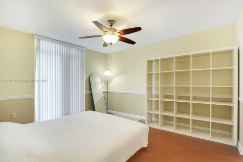 Condo in Coral Gables, Florida, 2 bedrooms  № 1802476 - photo 13