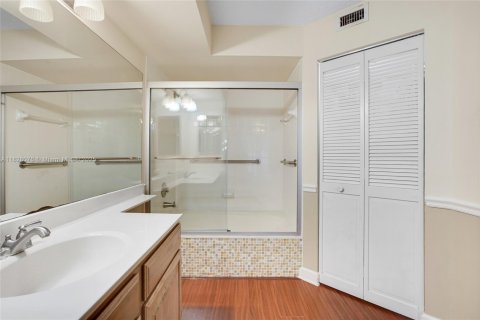 Condo in Coral Gables, Florida, 2 bedrooms  № 1802476 - photo 15