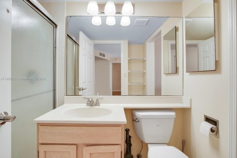 Condo in Coral Gables, Florida, 2 bedrooms  № 1802476 - photo 11