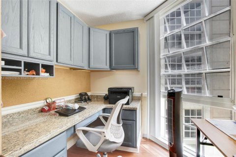 Condo in Coral Gables, Florida, 2 bedrooms  № 1802476 - photo 17