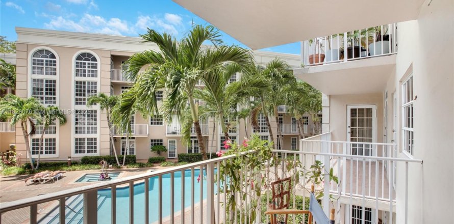 Condo in Coral Gables, Florida, 2 bedrooms  № 1802476