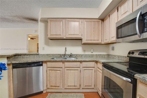 Condo in Coral Gables, Florida, 2 bedrooms  № 1802476 - photo 9