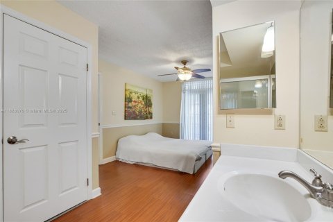 Condo in Coral Gables, Florida, 2 bedrooms  № 1802476 - photo 16