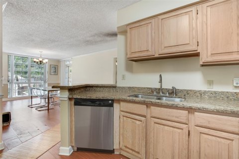 Condo in Coral Gables, Florida, 2 bedrooms  № 1802476 - photo 8