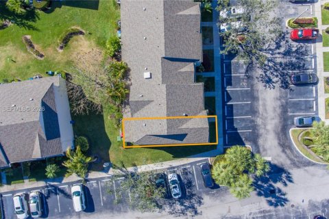 Townhouse in Weston, Florida 2 bedrooms, 110.55 sq.m. № 2026984 - photo 24