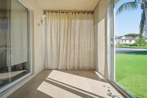 Townhouse in Weston, Florida 2 bedrooms, 110.55 sq.m. № 2026984 - photo 11