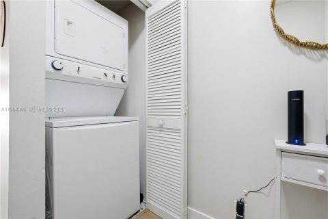 Townhouse in Weston, Florida 2 bedrooms, 110.55 sq.m. № 2026984 - photo 20