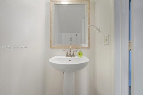 Townhouse in Weston, Florida 2 bedrooms, 110.55 sq.m. № 2026984 - photo 21