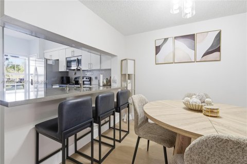 Townhouse in Weston, Florida 2 bedrooms, 110.55 sq.m. № 2026984 - photo 7