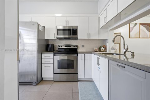 Townhouse in Weston, Florida 2 bedrooms, 110.55 sq.m. № 2026984 - photo 8