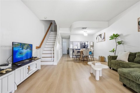 Townhouse in Weston, Florida 2 bedrooms, 110.55 sq.m. № 2026984 - photo 4