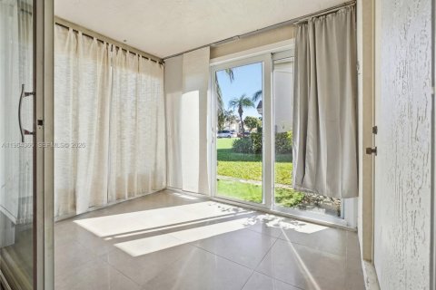 Townhouse in Weston, Florida 2 bedrooms, 110.55 sq.m. № 2026984 - photo 10