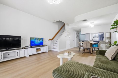 Townhouse in Weston, Florida 2 bedrooms, 110.55 sq.m. № 2026984 - photo 6