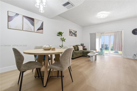 Townhouse in Weston, Florida 2 bedrooms, 110.55 sq.m. № 2026984 - photo 5