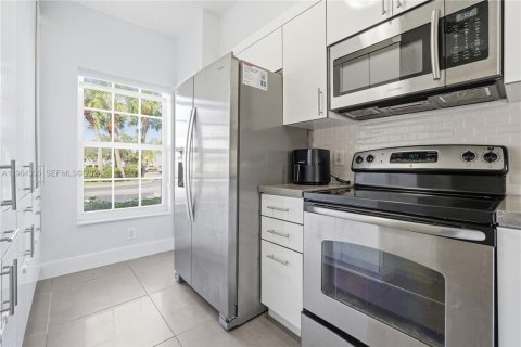 Townhouse in Weston, Florida 2 bedrooms, 110.55 sq.m. № 2026984 - photo 9