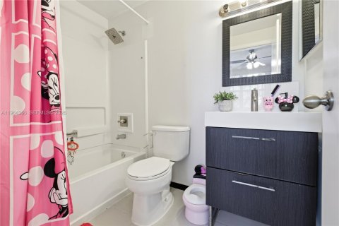 Townhouse in Weston, Florida 2 bedrooms, 110.55 sq.m. № 2026984 - photo 14