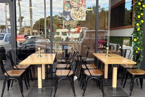 Купить коммерческую недвижимость в Норт-Майами, Флорида № 1982498 - фото 1