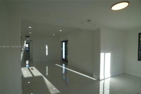 House in North Miami, Florida 4 bedrooms, 159.23 sq.m. № 2043014 - photo 22