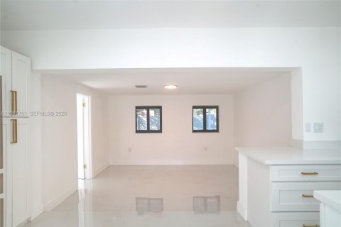 House in North Miami, Florida 4 bedrooms, 159.23 sq.m. № 2043014 - photo 12