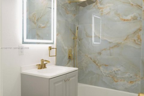 House in North Miami, Florida 4 bedrooms, 159.23 sq.m. № 2043014 - photo 14