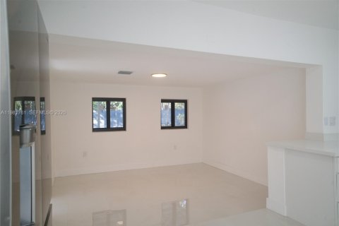 House in North Miami, Florida 4 bedrooms, 159.23 sq.m. № 2043014 - photo 13