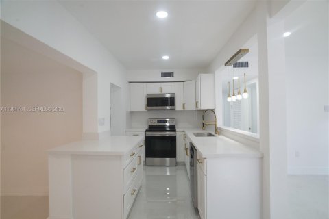 House in North Miami, Florida 4 bedrooms, 159.23 sq.m. № 2043014 - photo 9