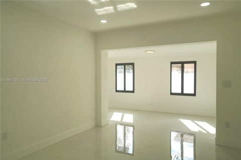 House in North Miami, Florida 4 bedrooms, 159.23 sq.m. № 2043014 - photo 20