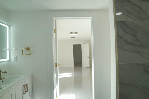 House in North Miami, Florida 4 bedrooms, 159.23 sq.m. № 2043014 - photo 29