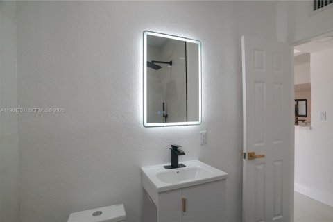 House in North Miami, Florida 4 bedrooms, 159.23 sq.m. № 2043014 - photo 16