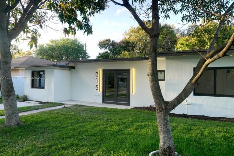 House in North Miami, Florida 4 bedrooms, 159.23 sq.m. № 2043014 - photo 2