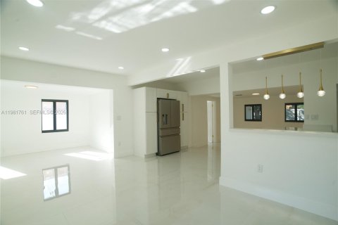 House in North Miami, Florida 4 bedrooms, 159.23 sq.m. № 2043014 - photo 4