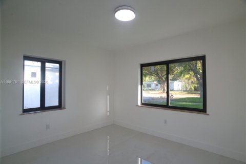 House in North Miami, Florida 4 bedrooms, 159.23 sq.m. № 2043014 - photo 30