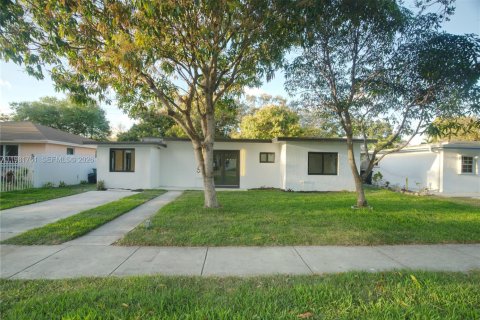 House in North Miami, Florida 4 bedrooms, 159.23 sq.m. № 2043014 - photo 3