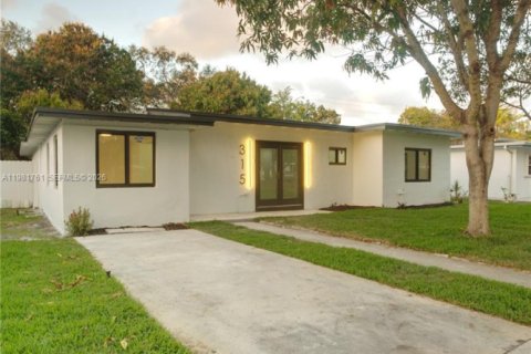House in North Miami, Florida 4 bedrooms, 159.23 sq.m. № 2043014