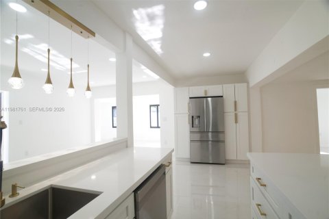 House in North Miami, Florida 4 bedrooms, 159.23 sq.m. № 2043014 - photo 6