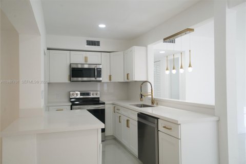 House in North Miami, Florida 4 bedrooms, 159.23 sq.m. № 2043014 - photo 11